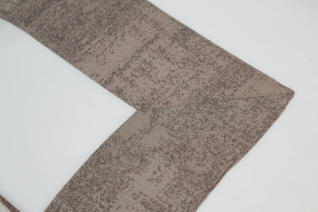 Close-up of the taupe jacquard band for the flat sheet