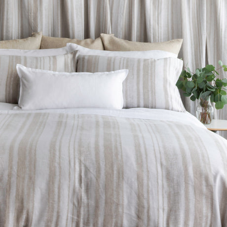Textured bedding with a striated effect in white and beige colours