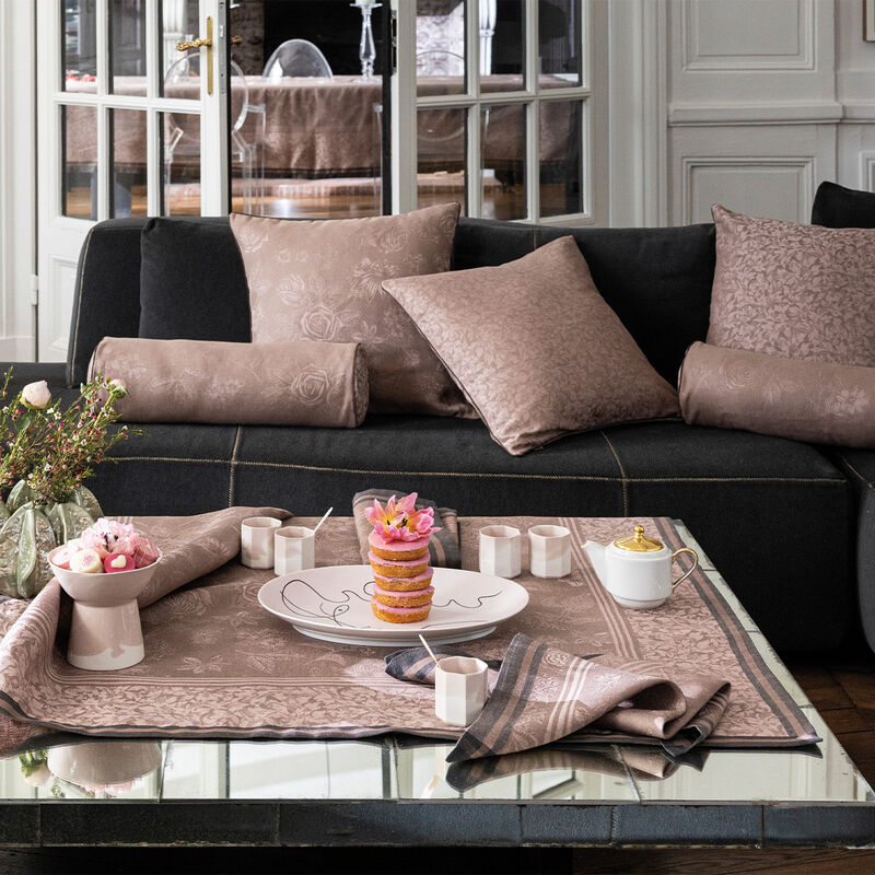 Tablecloth and Napkin with  flowers in pink (dusty pink)