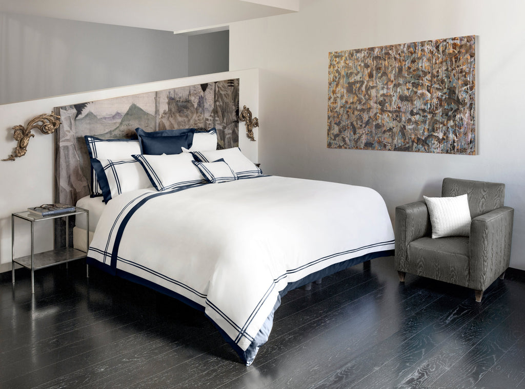 Sinfonia White/ Dark Blue bedding in bedroom with modern art