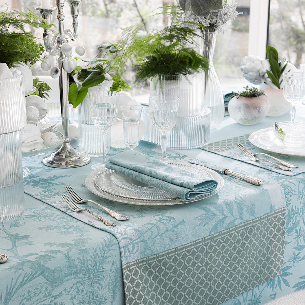 Jardin D'Eden Blue Runner and place setting