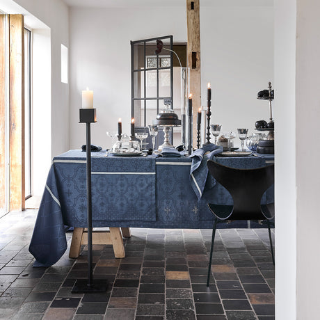 Armoiries Blue tablelinens shown with tablesetting and candles on pedestals