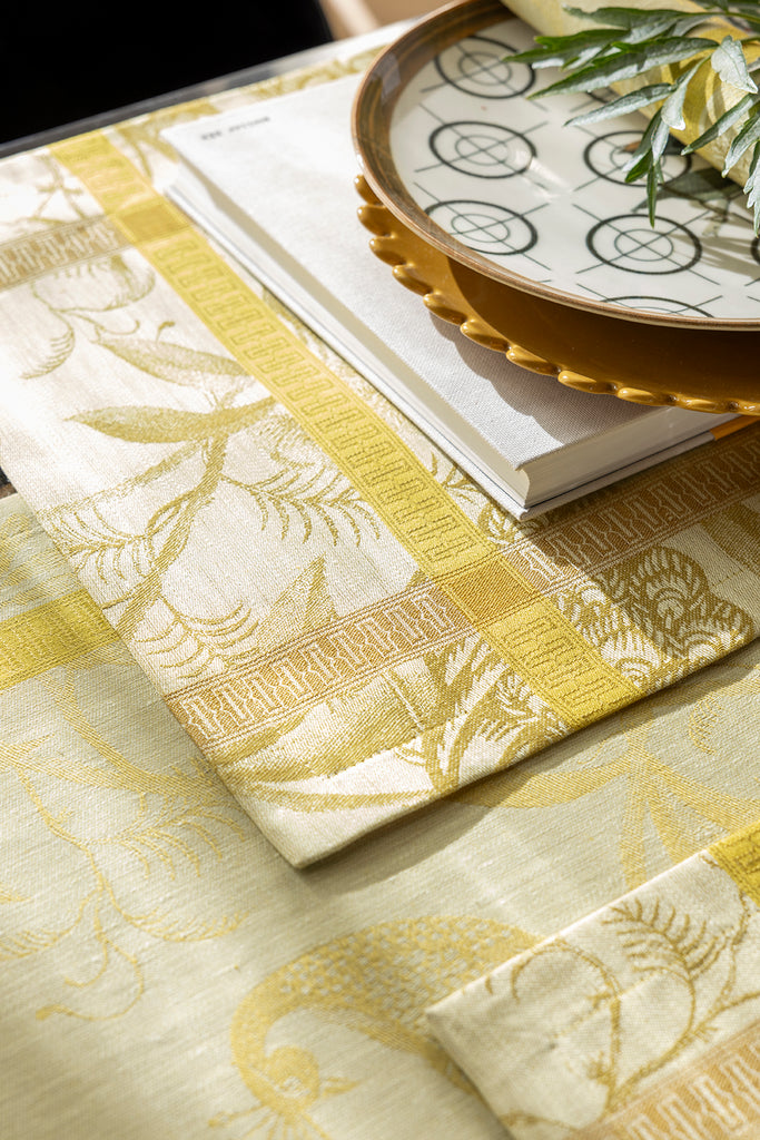 LJF A L'orangerie Yellow placemat on tablecloth