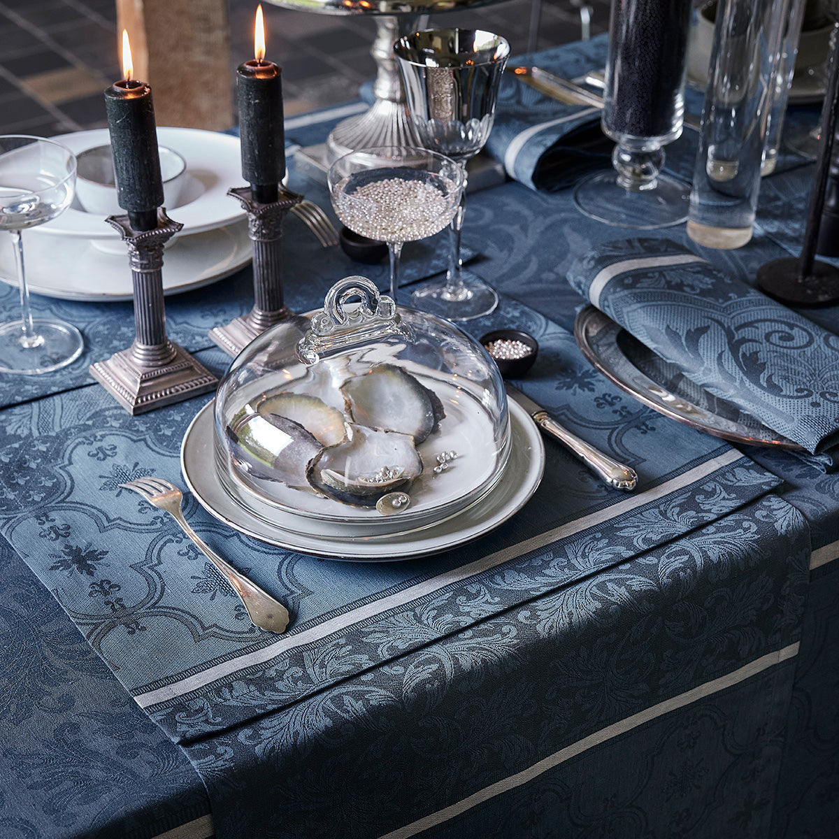 Armoiries Blue tablelinens shown with tablesetting and oysters and pearls