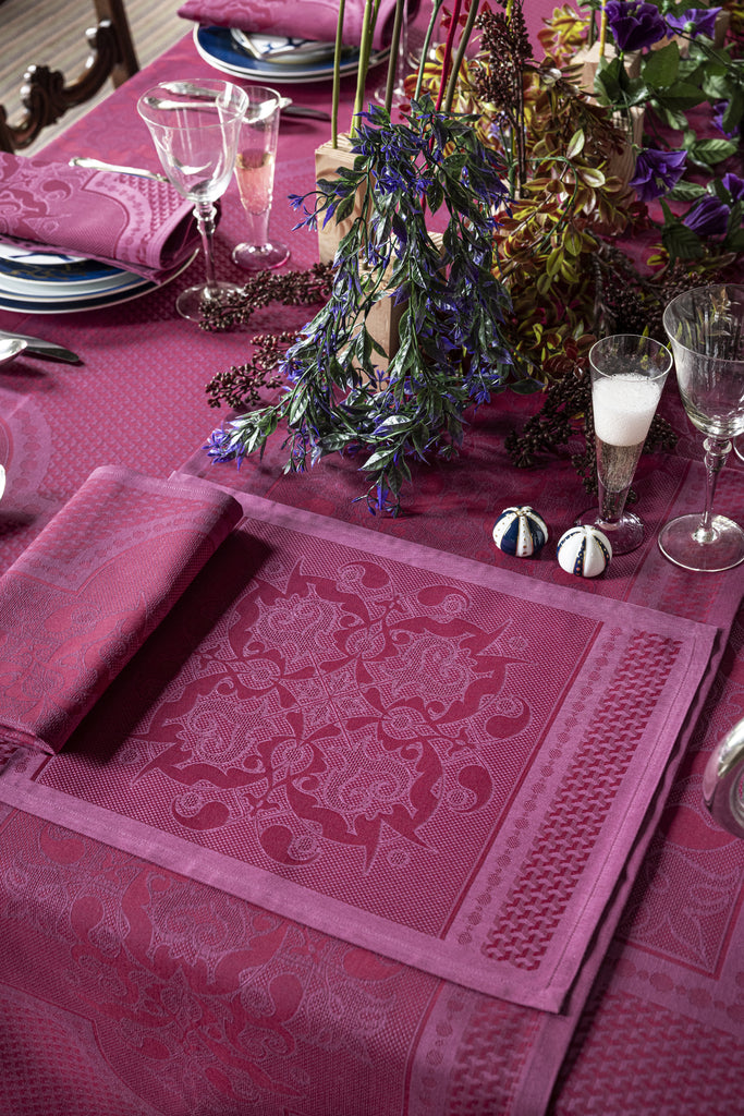 Le Jacquard Francais Palais Vénitien napkin, place mat and runner in pink