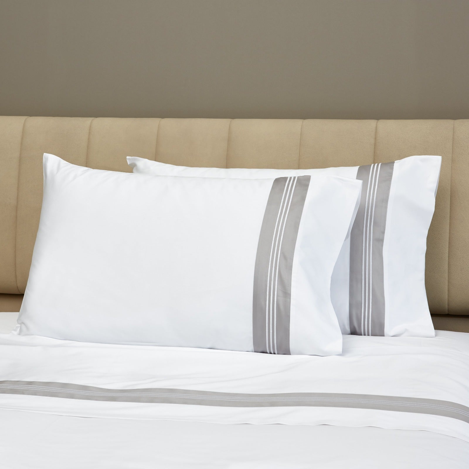 Cascina Flat Sheet and Pillowcases White/Silver Moon